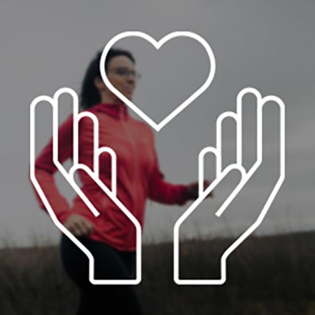 Eine Frau in roter Sportkleidung joggt in einer natürlichen Landschaft unter einem bewölkten Himmel. Überlagert wird das Bild von einem weißen Piktogramm, das zwei schützende Hände und ein Herz darstellt.